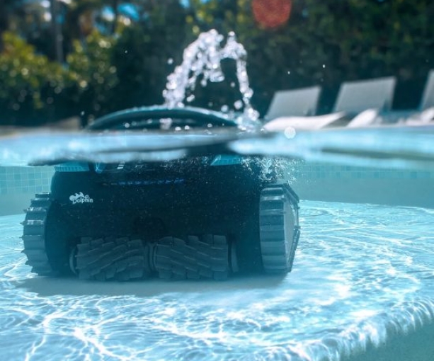 Dolphin-EON-120d-ניקוי-משטחי-שיזוף-ומדרגות-Tanning-Ledge-Cleaning-550x550